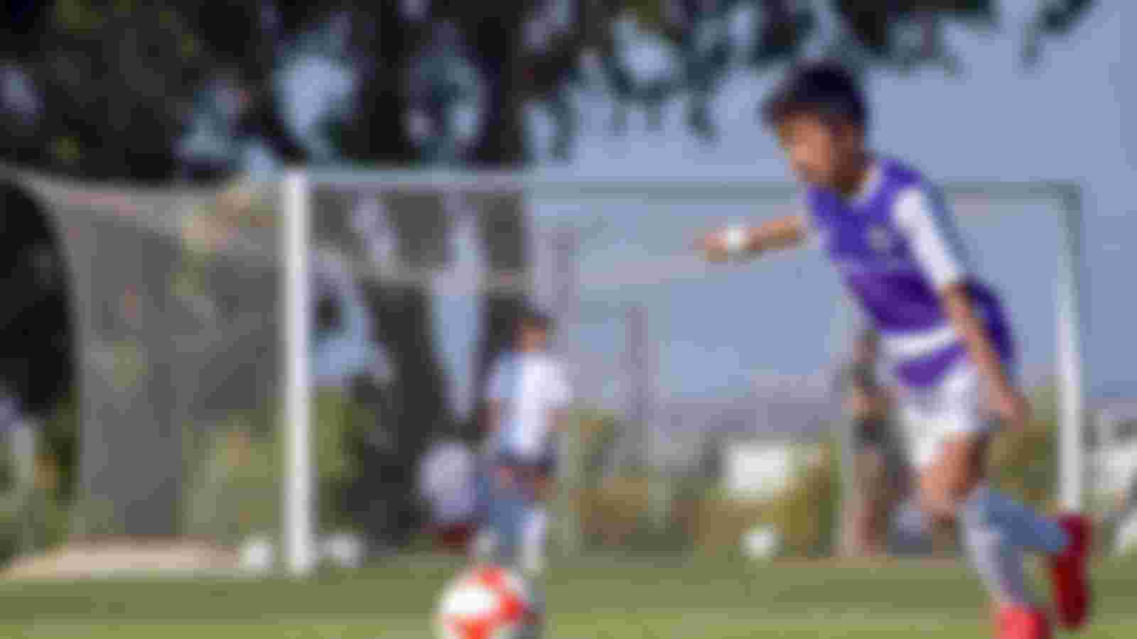 Helpen bij de voetbaltraining van VVS