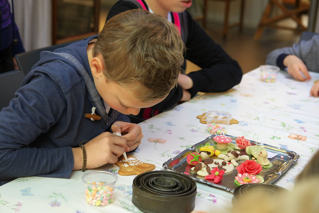 Koekjes bakken en kinderen begeleiden in het Bakkerijmuseum
