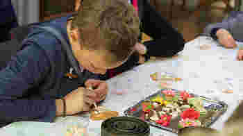 Koekjes bakken en kinderen begeleiden in het Bakkerijmuseum