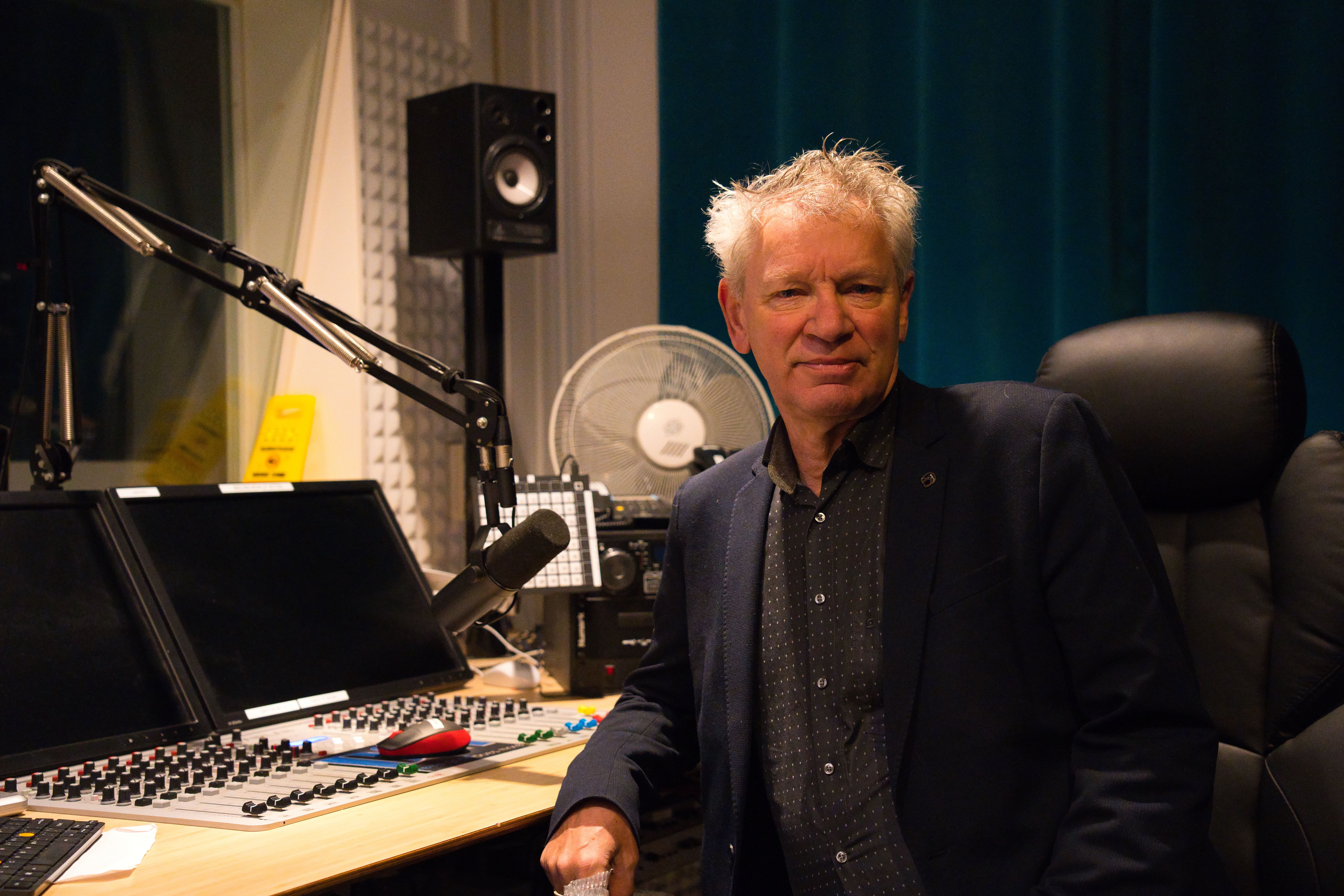 Simon is de voorzitter van RTV Rijnstreek. Foto: Paul Holst 