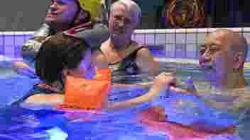 Door: Marten Mulder. Zwemvrijwilligers en deelnemers van de WAAG