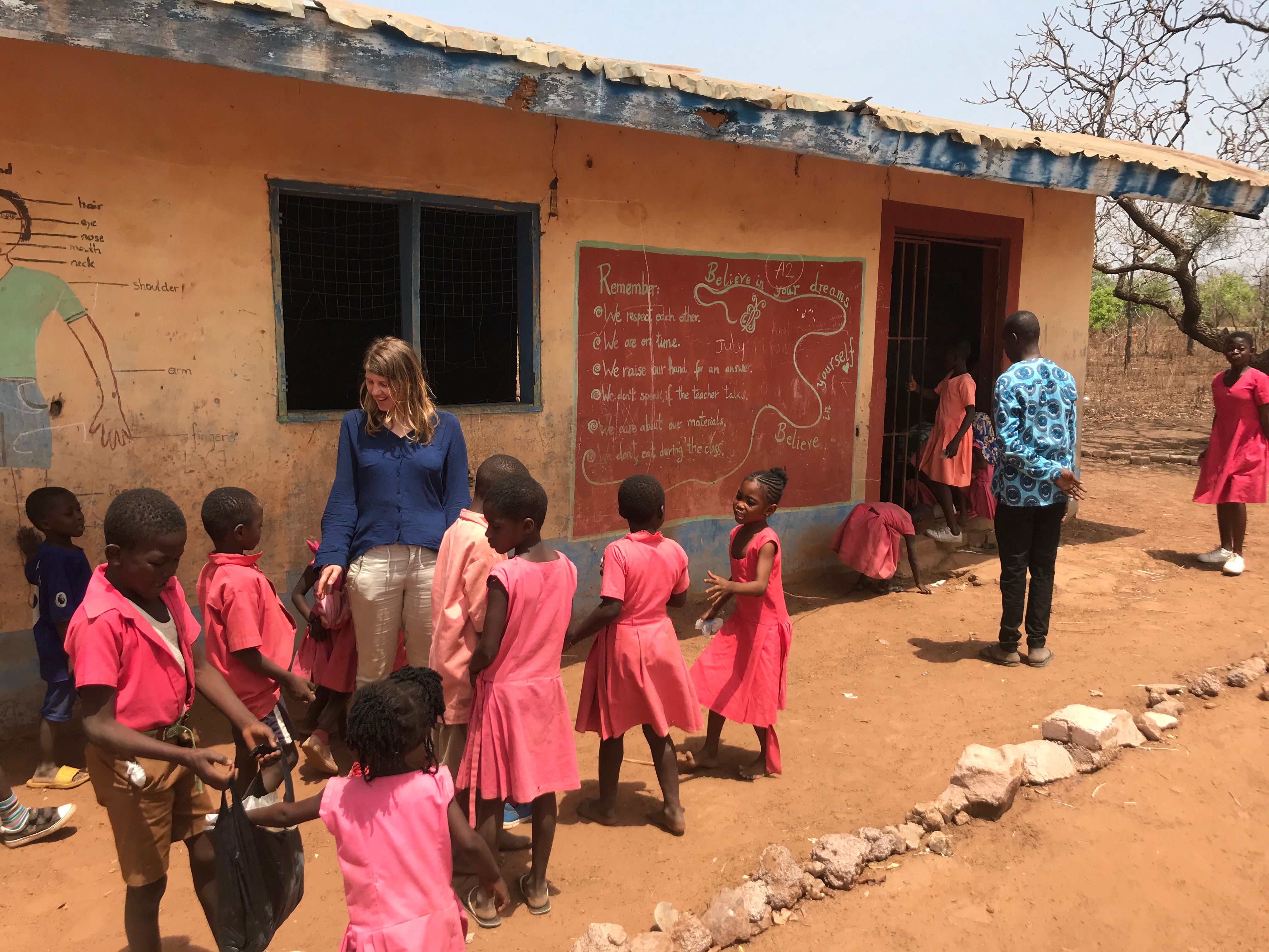 Lesgeven op een basisschool in Ghana