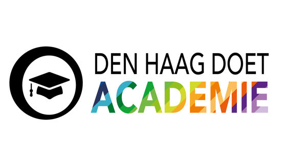 Hey daar! Kijk eens naar ons nieuwe logo! 🌈 We zijn super blij en willen dit graag met jullie delen. Ons nieuwe logo is net zo kleurrijk als de regenboog. En dat is niet voor niks! Elke kleur staat voor de diversiteit in Den Haag. Bij Den Haag Doet Academie is er plek voor iedereen: van vrijwilligers tot organisaties. We zijn één grote community die klaarstaat om Den Haag nog mooier te maken. Wat staat er op de planning? Wat staat er op de planning? Met ons nieuwe logo beginnen we ook aan een hoop frisse en spannende projecten. Dat betekent dat er op onze website en op social media een boel gaat veranderen. Blijf ons volgen, want we gaan jullie verrassen met leuke updates en verbeteringen die het makkelijker maken om mee te doen met vrijwilligerswerk en leuke activiteiten. We hebben zin in deze nieuwe fase en hopen dat jullie net zo enthousiast zijn! PEP Den Haag Doet Academie is, net zoals Den Haag Doet en Volunteer The Hague, onderdeel van Stichting PEP. Dankzij PEP Den Haag is er een nieuw logo ontwikkeld voor alle drie de website, waardoor onze samenwerking en gebundelde krachten zichtbaar zijn voor al onze gebruikers.