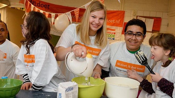 One point of feedback that we at Volunteer The Hague often hear from internationals is that they’re happy that our service exists because it’s often hard to find casual or short-term volunteer opportunities. We also hear that many internationals don’t know which organizations to reach out to, or what volunteer work is like here in The Netherlands. This is why we’re excited to promote NLDoet, the largest volunteer campaign in The Netherlands! Together with hundreds of organizations in the country, NLDoet will be putting on this event for all potential volunteers and organizations in the country, and there will be plenty of opportunities right here in The Hague! This year, due to the corona situation NLDoet is postponed to Friday 28 and Saturday 29 May (in place of 12 and 13 March). NLDoet is a great opportunity to dip your toe in the water, as it were: Using the NLDoet website, you sign up for small, short-term opportunities that will allow you to get a taste of local volunteer activities without a huge commitment. This is great for those of you who want to volunteer but have limited time, and for those of you who want to have some “trial” opportunities in order to gauge what activities you might be most suited for. And for organizations, registering with and participating in NLDoet can help you connect with potential volunteers, get a few extra helping hands for a job that needs doing, and increase brand awareness for your organization and its mission. In addition to practical jobs, organizations can also utilize NLDoet in order to organize a festive day for those that you serve – something that is much easier to achieve with the extra hands provided by NLDoet! You can find information about this on NLDoet’s website, and PEP is also available to help advise you about this free of charge. NLDoet is organized by Oranje Fonds, the largest national social fund in The Netherlands. Unfortunately last year it got canceled due to the corona situation, but during the year before's two-day event, over 9,000 jobs were done during this event by over 350,000 people! Oranje Fonds expects this number to be even higher this year. No matter your age, talent, background, or nationality, everyone can come together to help make a difference in the lives of others and in our communities. For registration, more information, and the latest news on the event, please visit DenHaagDoet’s website. And if you’re an organization with questions about NLDoet in The Hague, please email Wai-Kin Chung of PEP Den Haag at wk.chung@pepdenhaag.nl.