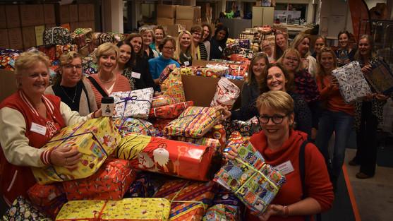 Sintvoorieder1 and Volunteer The Hague to Collect Gifts for Low-Income Families, Refugees and Children in Need For internationals in the Netherlands, there are no doubt many Dutch holiday traditions that may be new to you, such as chocolate name letters and delicious kruidnoten! But perhaps the most beloved Dutch holiday tradition for adults and kids alike is Sinterklaasavond (Sinterklaas Evening)! This event, which happens every year on December 5, is a day when the hearts of many little children will beat faster while waiting for special holiday gifts. But unfortunately, there are thousands of children from low income families receiving assistance, as well as children who live in shelters, refugee locations, who miss out on gifts during this time of year. This is why we're so excited to tell you about Sintvoorieder1, an organization committed to bringing joy to the hearts of these children during this festive time of year. Each December, Sintvoorieder1 strives to give children growing up in visible and invisible poverty a Sinterklaas gift. Their yearly goal is to provide as many children as possible between the ages of 0 and 18 with a new or near-new Sinterklaas gift worth around 10€. But this is a mission they can't accomplish without help. So for this, Sintvoorieder1's 11th year, we at Volunteer The Hague, along with PEP Den Haag, are also helping to collect gifts for these wonderful children by serving as a drop off point for donations! If you're interested in answering this call for gift donations, we are available to receive gifts every Monday, Tuesday, Wednesday and Thursday between 8:30 and 16:30 before 1 December 2022. Please consider contributing to this fantastic cause! It will not only bring light to the life of these children, we're confident it'll also bring some light to your holiday season as well! Prettige Kerstdagen! Mailing / Drop off location: Volunteer The Hague office at PEP Den Haag, Riviervismarkt 2, 2513 AM Den Haag The last drop off day is Thursday Dec 1 between 8:30 - 16:30. Tip from Sintvoorieder1: It's best if gifts are new or as good as new and have a value of approximately 10€. 