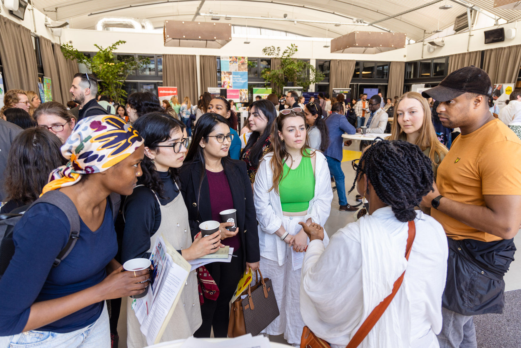 December 18 is International Migrants Day, a special moment to celebrate the incredible contributions migrants bring to our communities and to think about how we can support them. Living in The Hague, a city buzzing with cultures from all over the world, we have a unique chance to connect and grow together and volunteering is a great way to do just that.