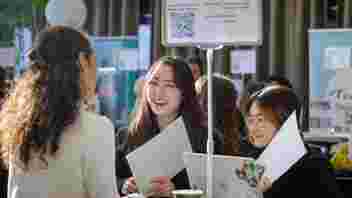 Wow, what an event! The Autumn November 2024 Mix & Match Volunteer Job Fair has wrapped up, and we’re still buzzing from all the energy and connections made. It was a joy to see attendees and nonprofits from The Hague region come together, creating memories and making a real impact.