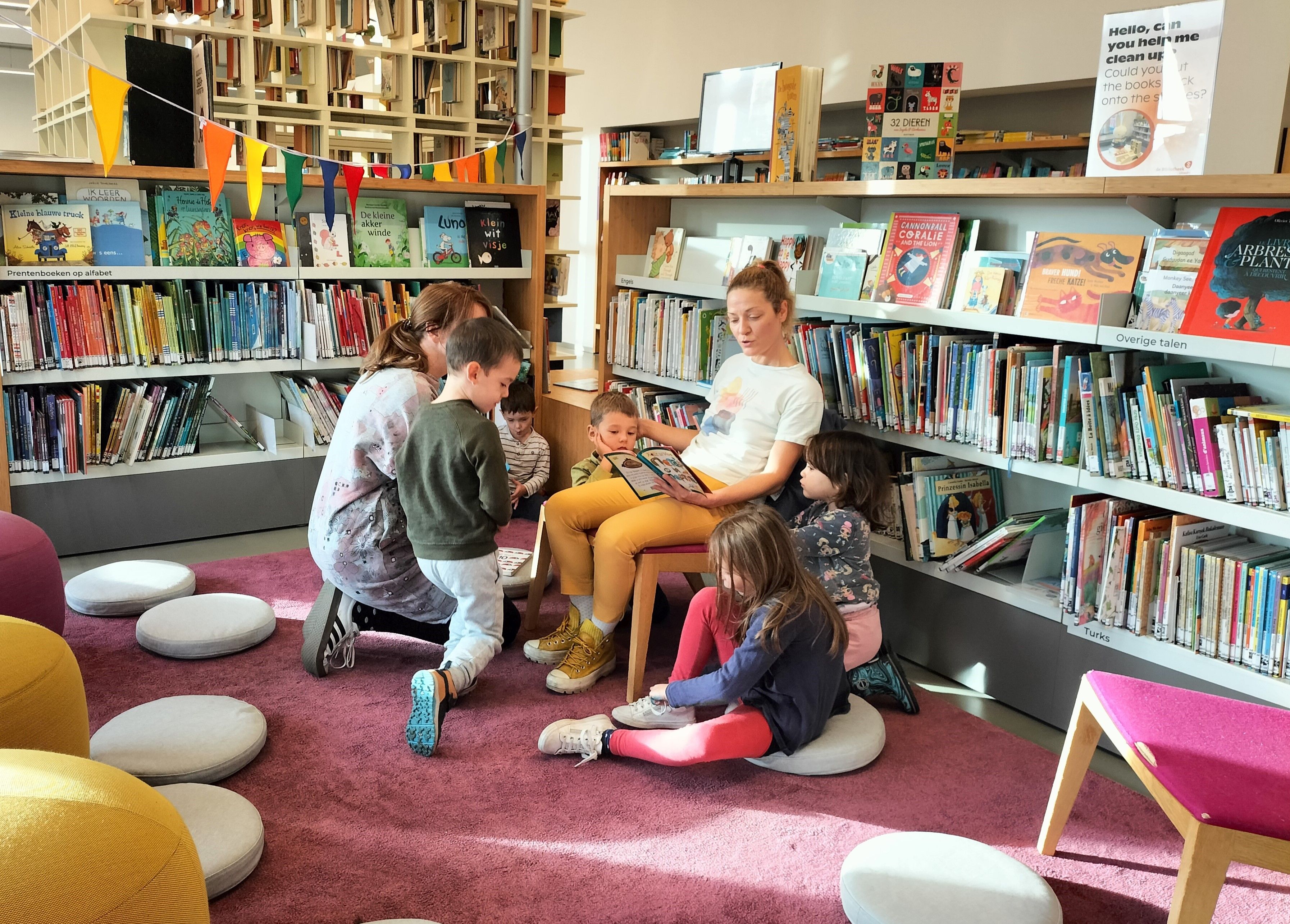 Reading out to kids in the Neude Libary (in English)