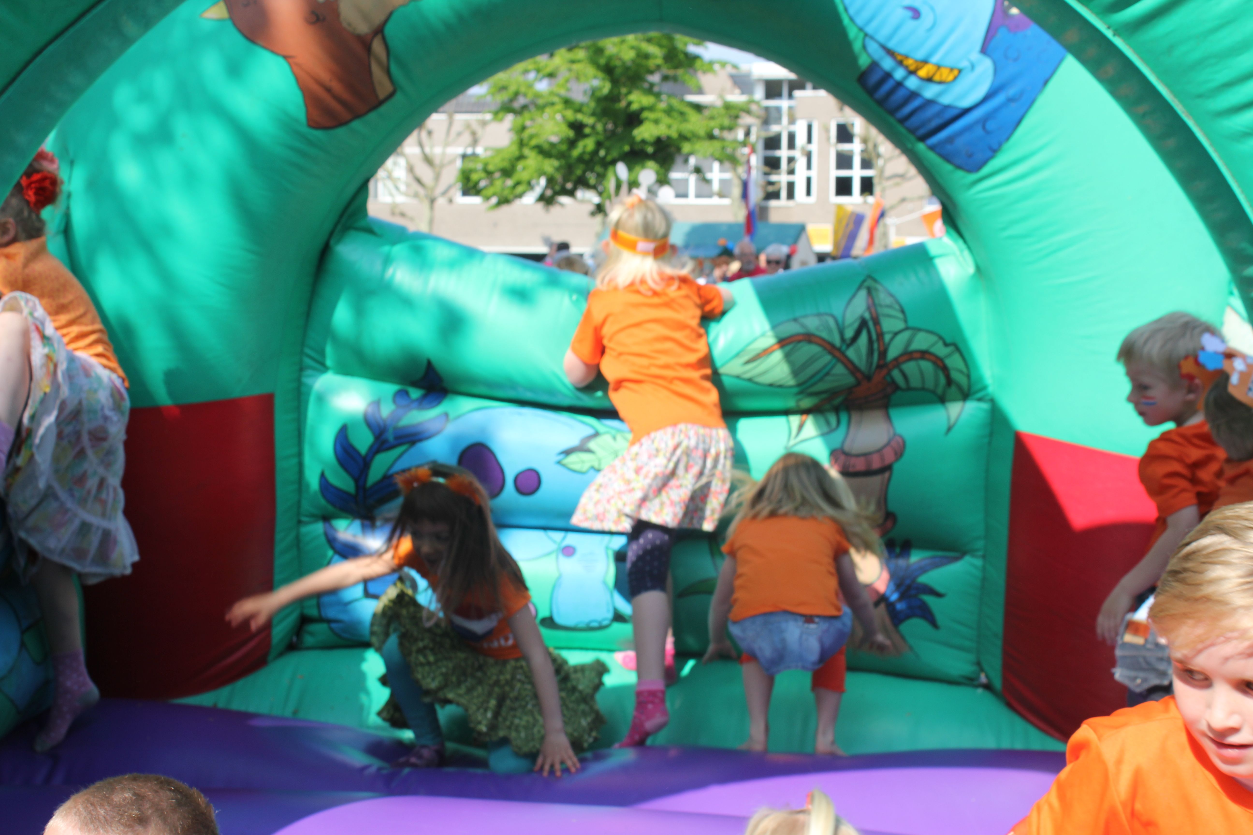 helpende handjes springkussen en stormbaan Koningsdag