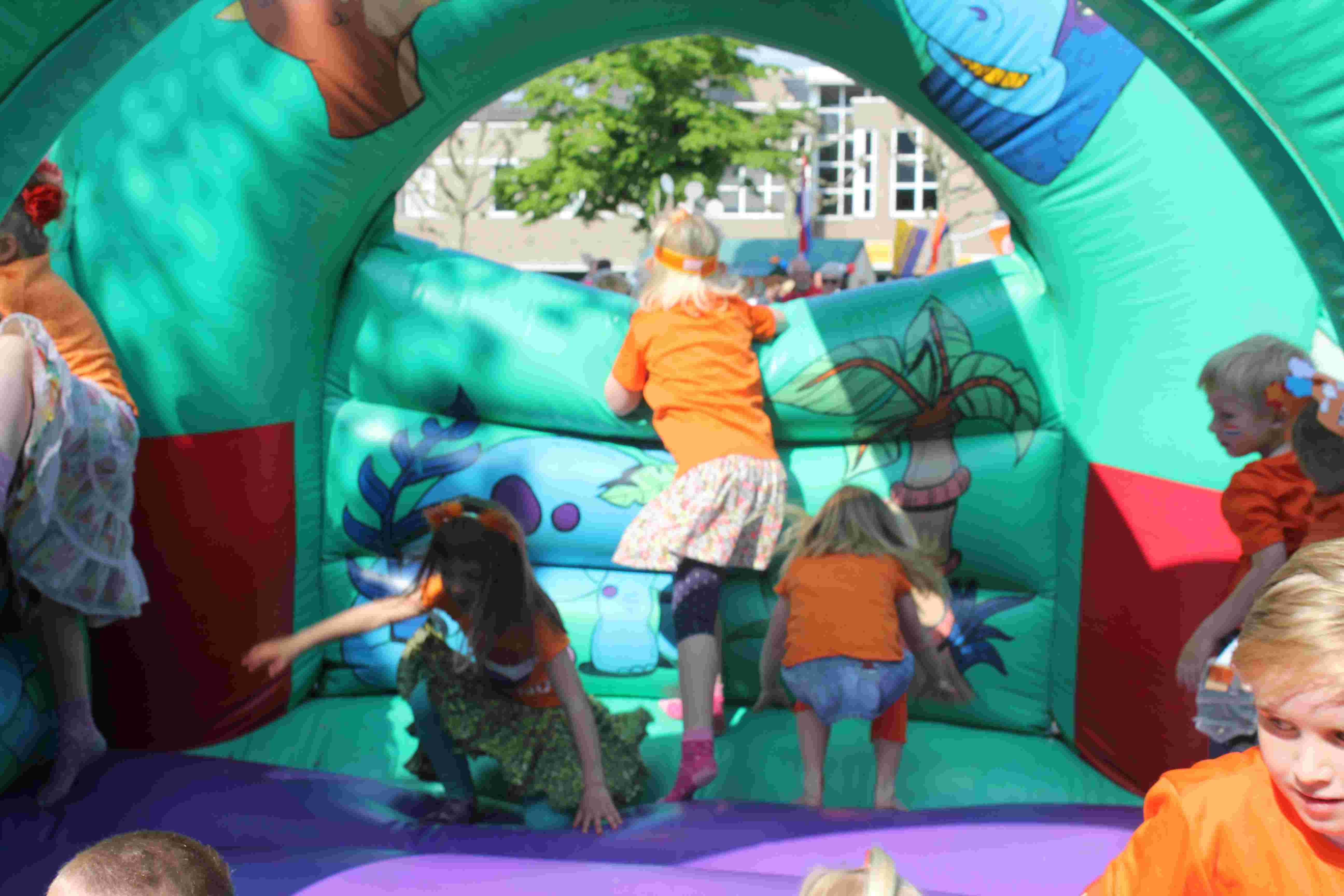 helpende handjes springkussen en stormbaan Koningsdag