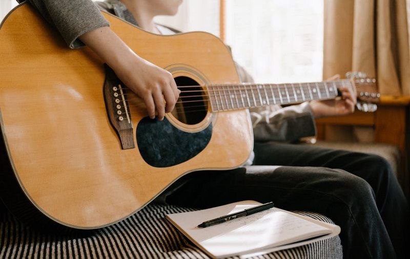 Muziekmaatje gezocht! Wil je helpen met gitaarspelen en samen muziek maken?