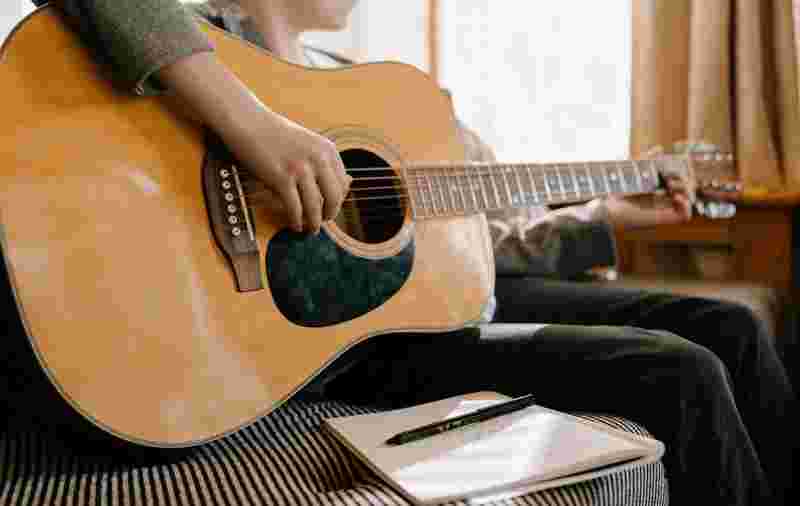 Muziekmaatje gezocht! Wil je helpen met gitaarspelen en samen muziek maken?