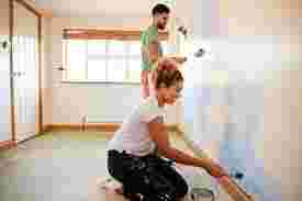 Samen klusjes in huis oppakken