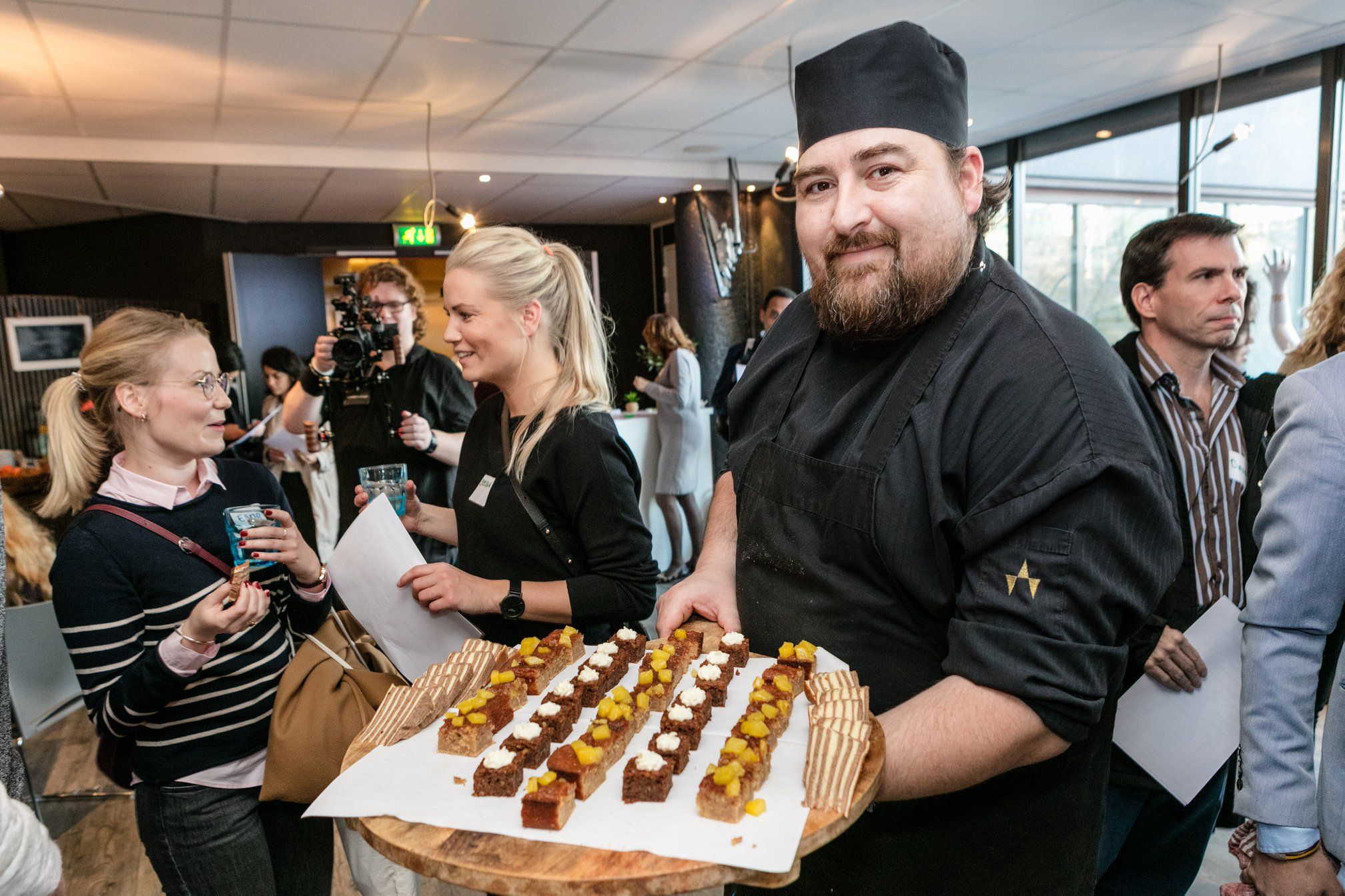 Our final Mix & Match Networking Event of the year was hosted on November 14 and was a resounding success. Over 100 expats living and working in The Hague area attended, eager to get to know the many fantastic organizations with volunteering opportunities. Our keynote speaker Vassia Sarantopoulou of AntiLonliness spoke about the importance of self-reliance in reaching one's goals 