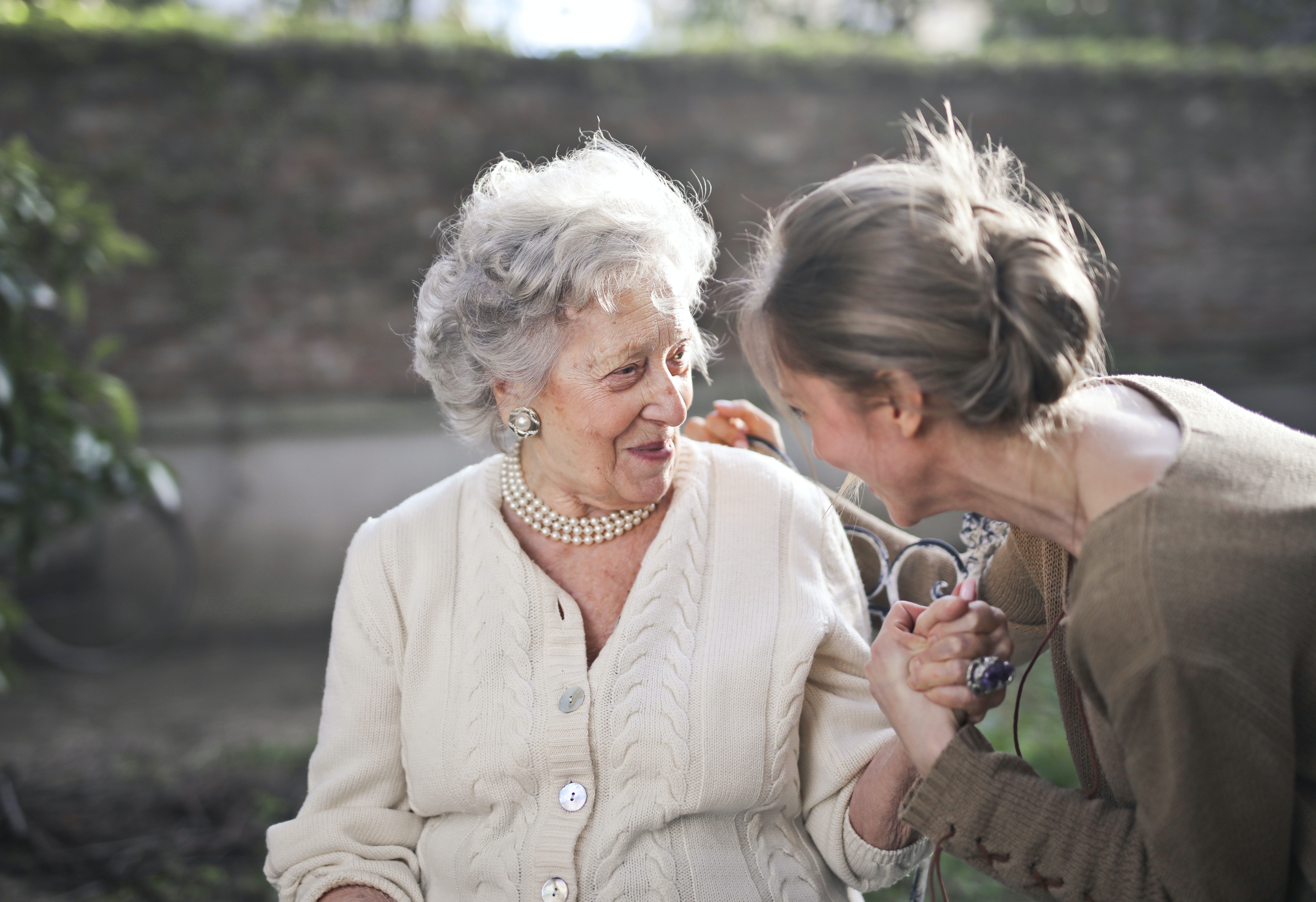 Wie wil deze Indische Oma naar haar kleinkinderen brengen?