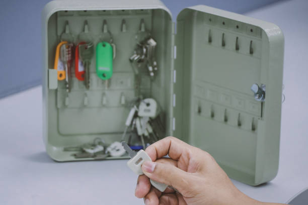 Sleutel kastje ophangen voor deze heer van 80 jaar.