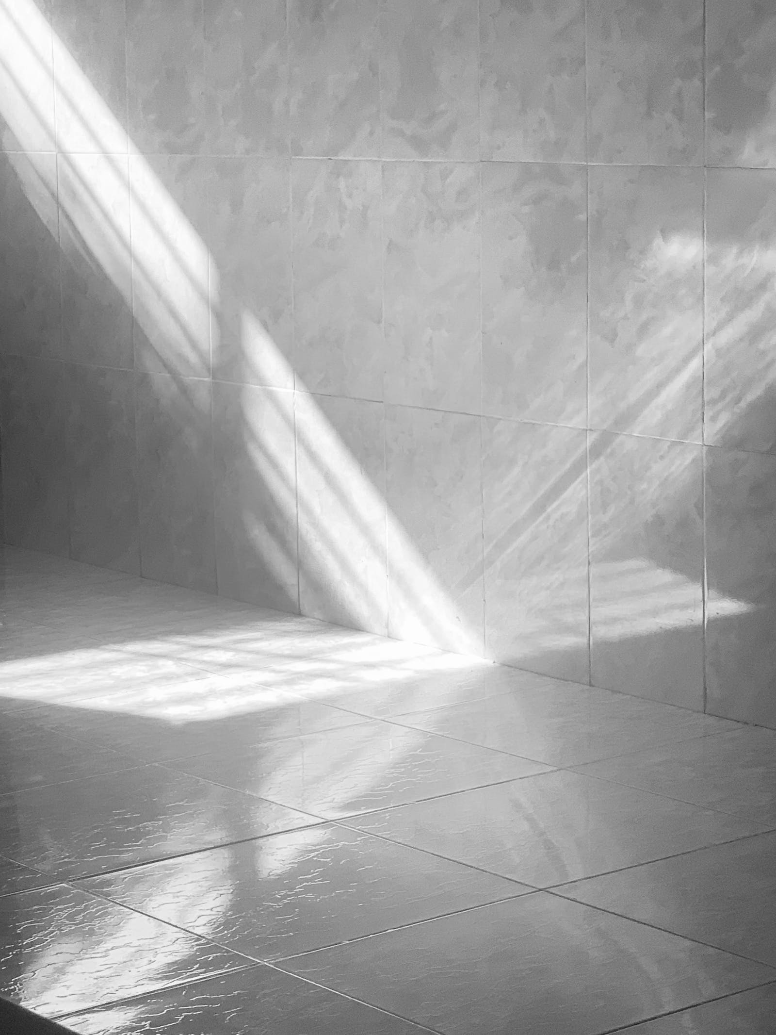 Klein stukje opnieuw betegelen in de badkamer.