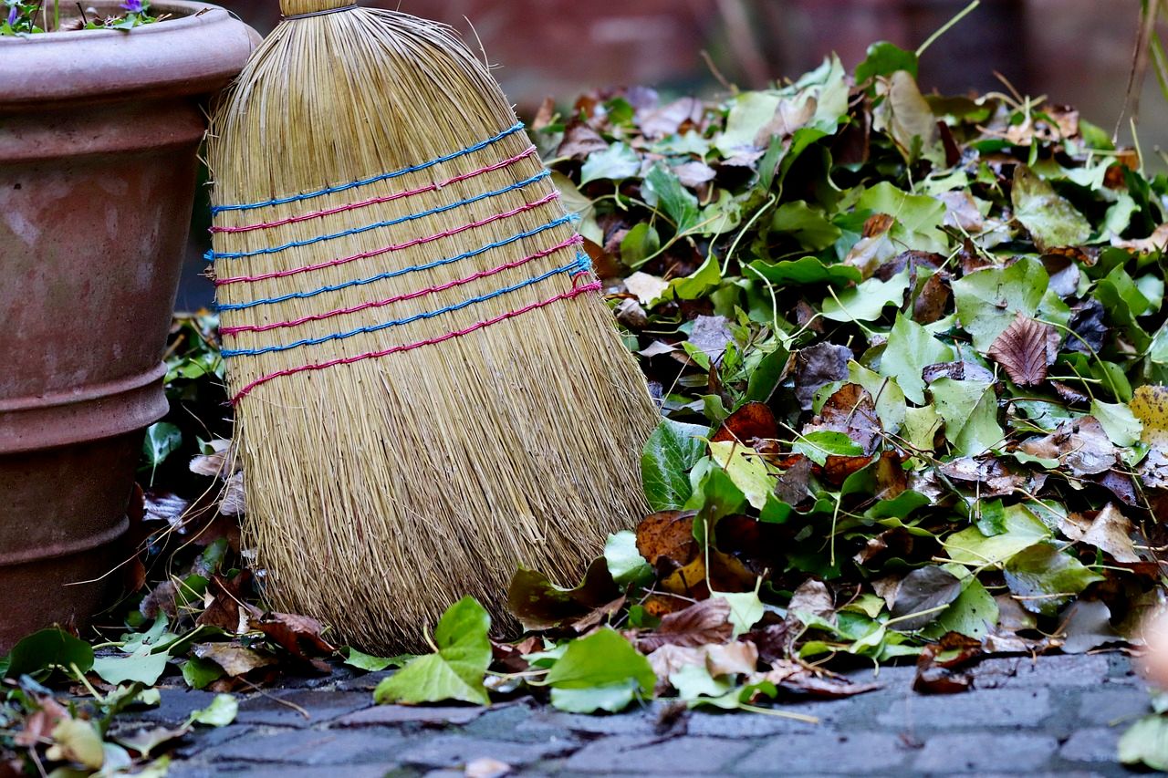De tuin opruimen, netjes maken en aanvegen na de storm. Mevrouw heeft jou nodig!
