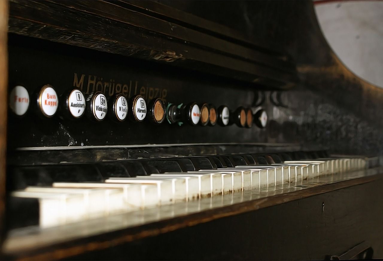 Mevrouw heeft een orgel op zolder staan, haal jij die bij haar weg?