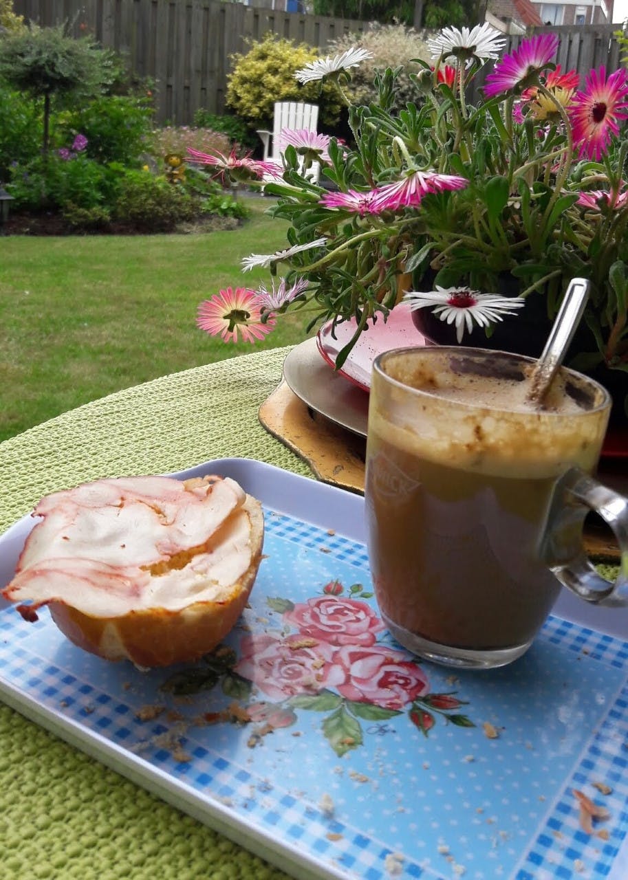 Mevrouw kan haar tuin helaas niet meer onderhouden, wie komt haar helpen?