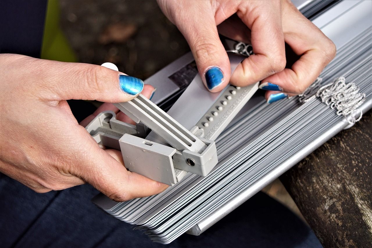 Zou jij kunnen kijken wat er aan de hand is met de luxaflex van mevrouw?