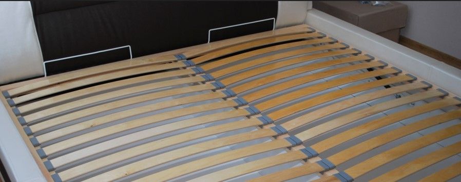 Help jij deze mevrouw bij het demonteren van haar bed?