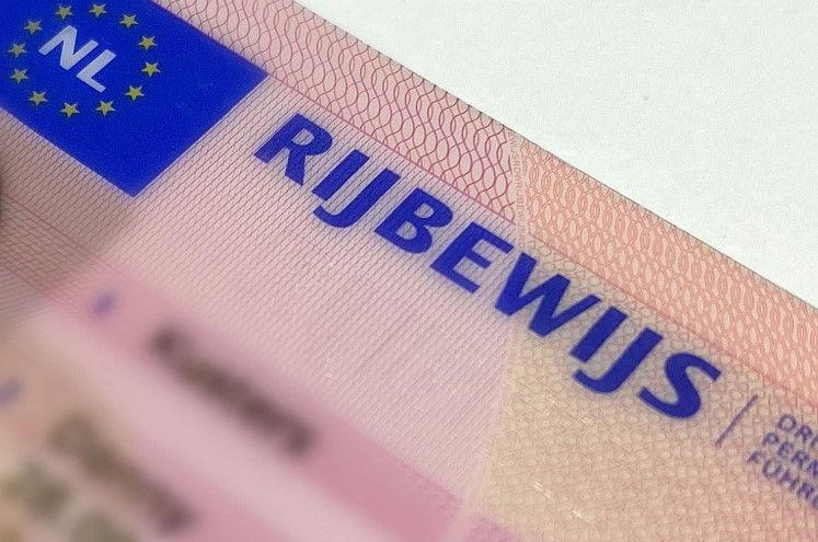 Help jij mevrouw bij het verlengen van haar rijbewijs?