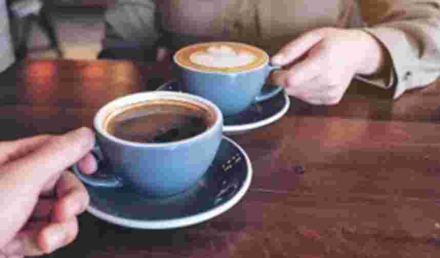 Koffie drinken of gezellig samen een boodschapje doen, meneer doet graag mee.