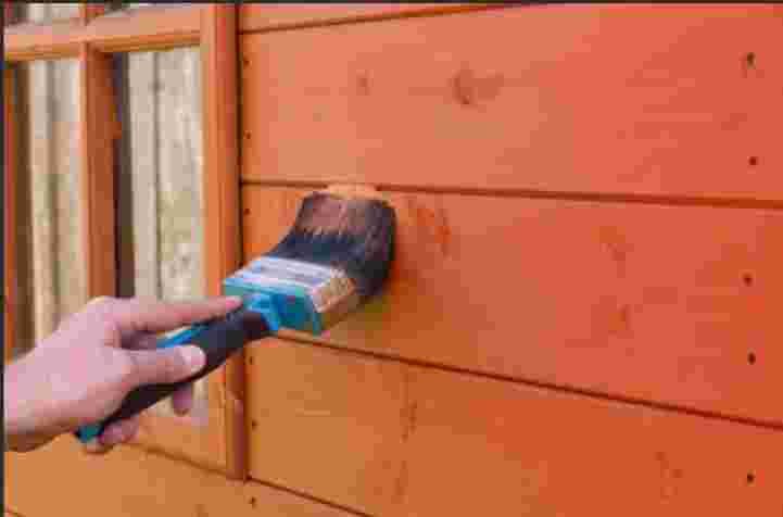 Schilder de WC-deur en het tuinhuisje, en mevrouw straalt weer!