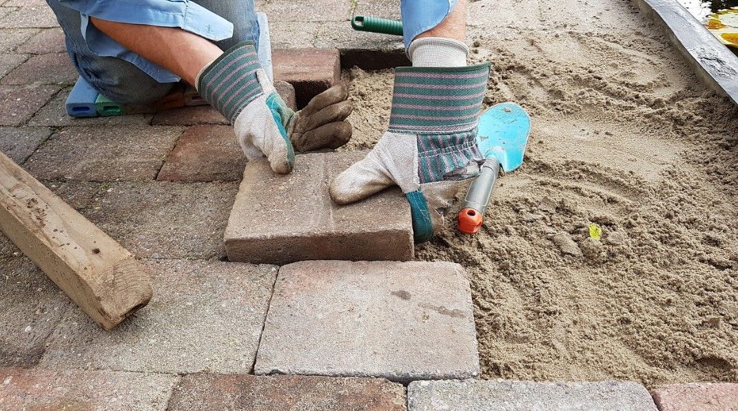 Help jij mee een straatje te leggen in de voortuin?