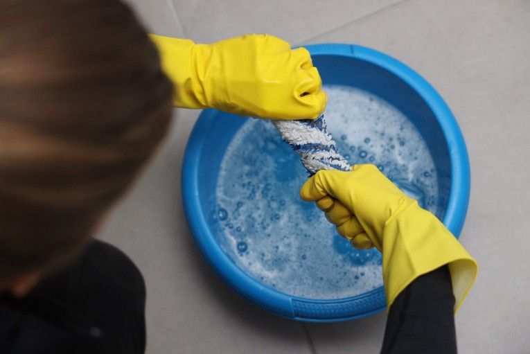 Help jij deze vrouw met artrose bij het schoonmaken?