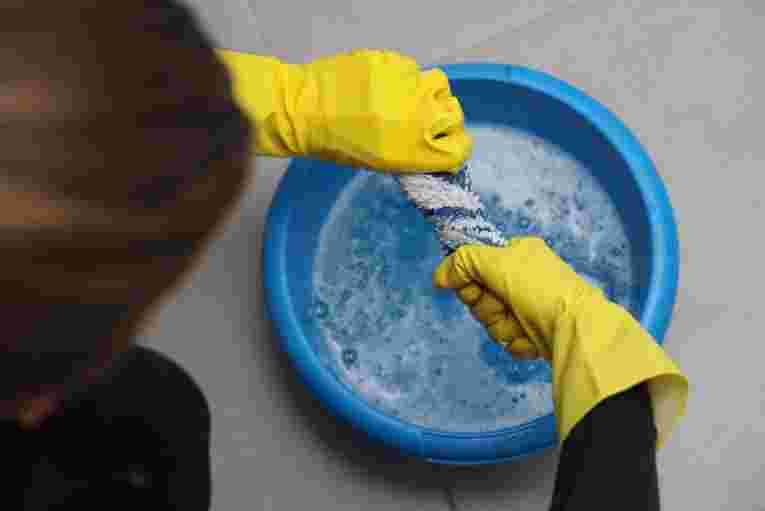 Help jij deze vrouw met artrose bij het schoonmaken?