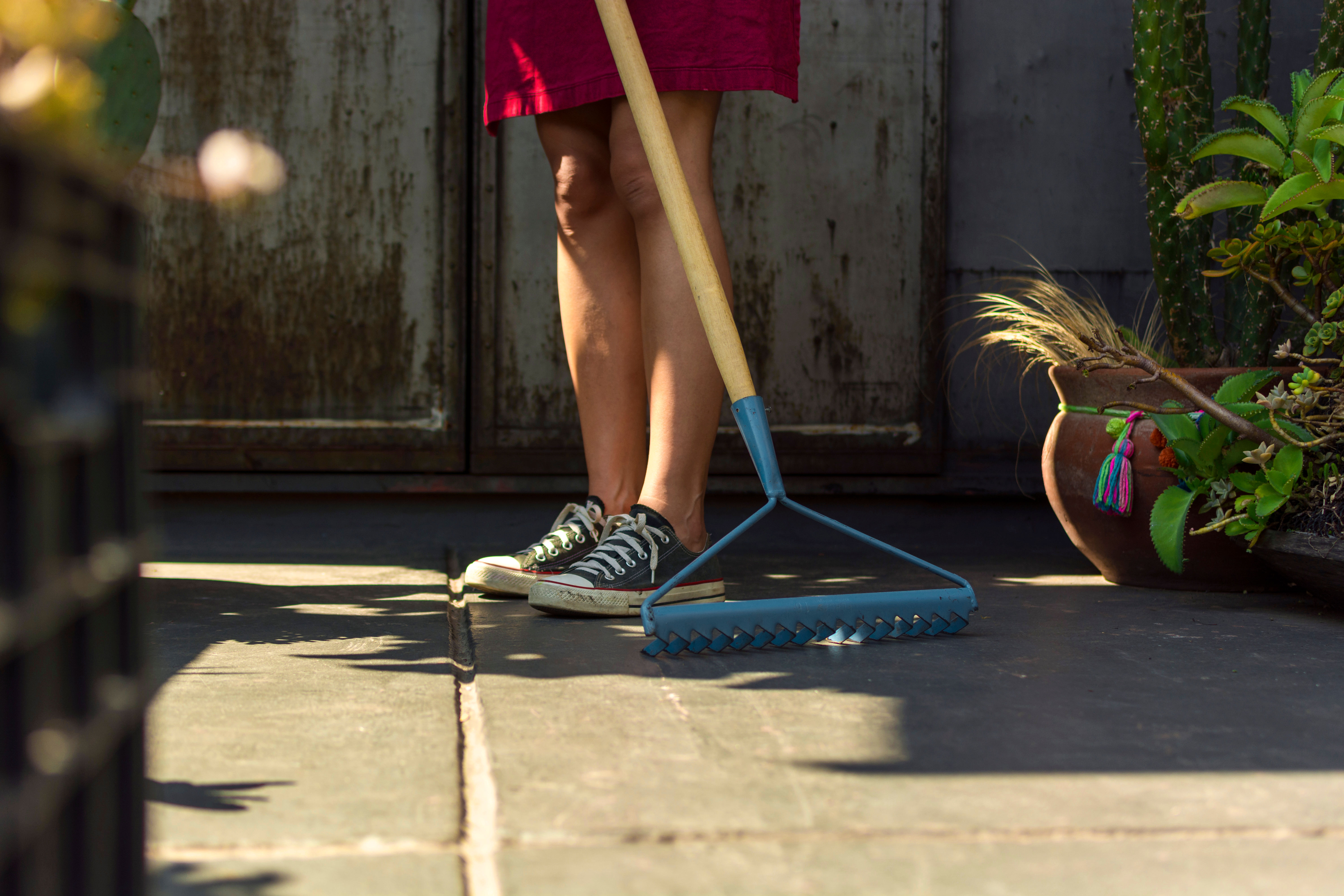 Tegel eruit, held erin! Help een dame in Obdam aan een nette tuin