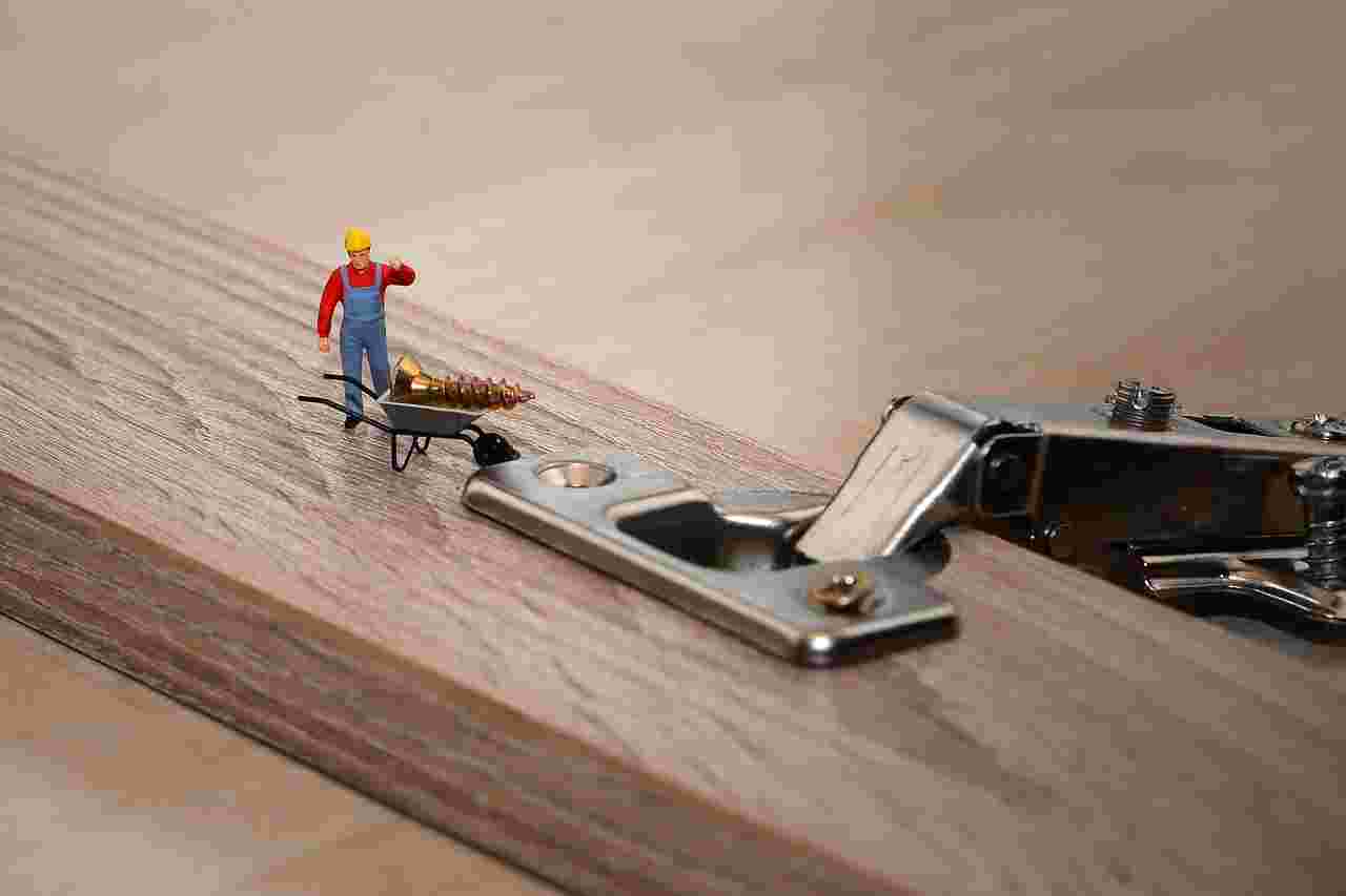 Hulp gezocht bij het demonteren van een kast