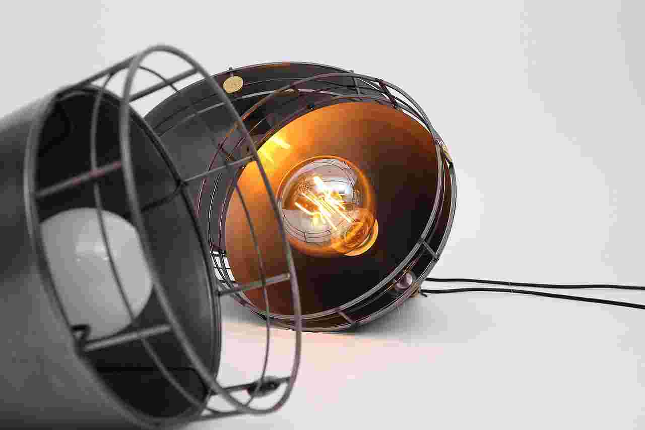 Laat deze man niet in het duister tasten!