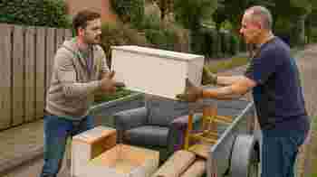 Help een oudere vrouw en haar dochter met het grofvuil