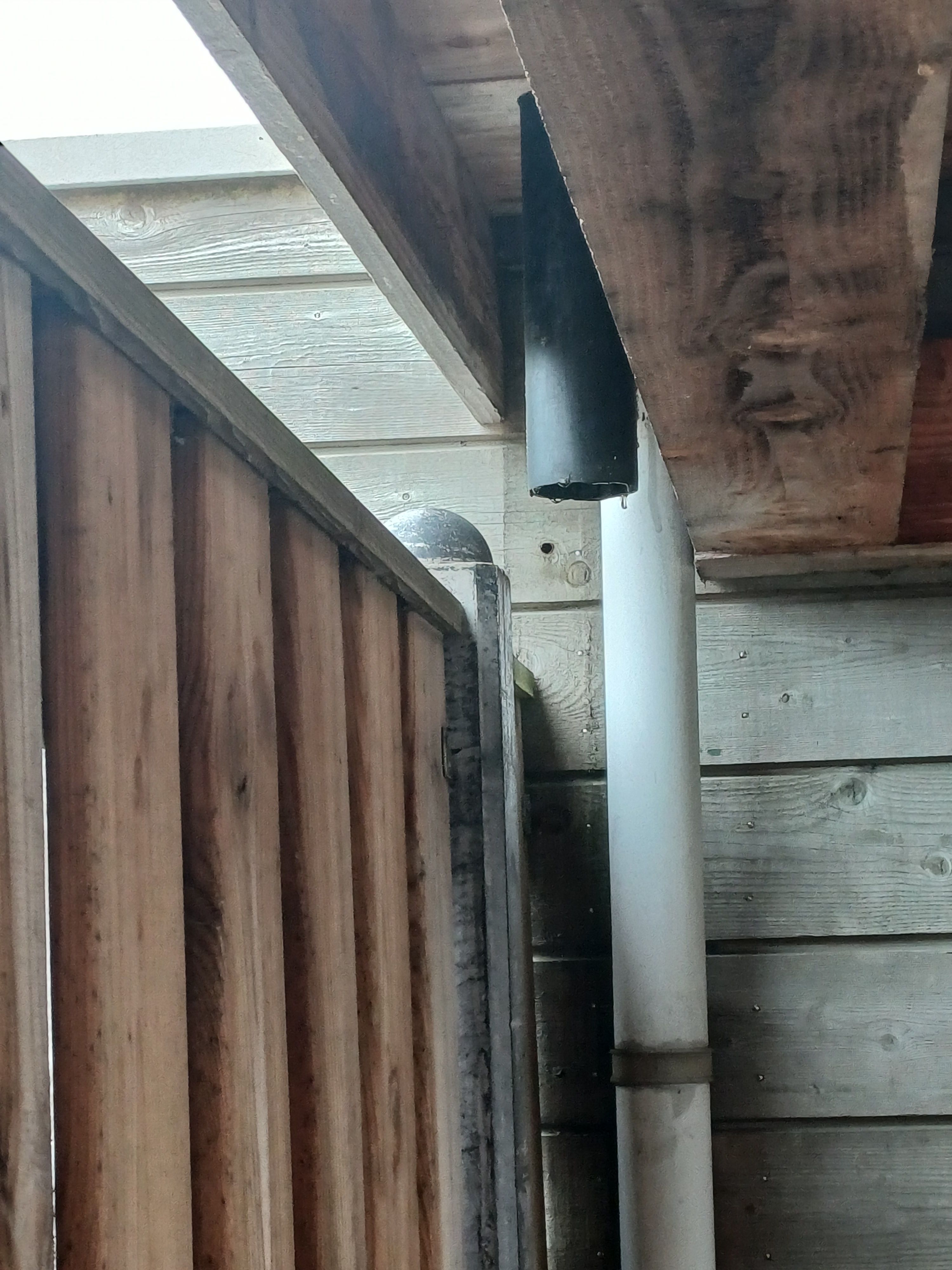 Handige hulp gezocht voor regenafvoer bij overkapping