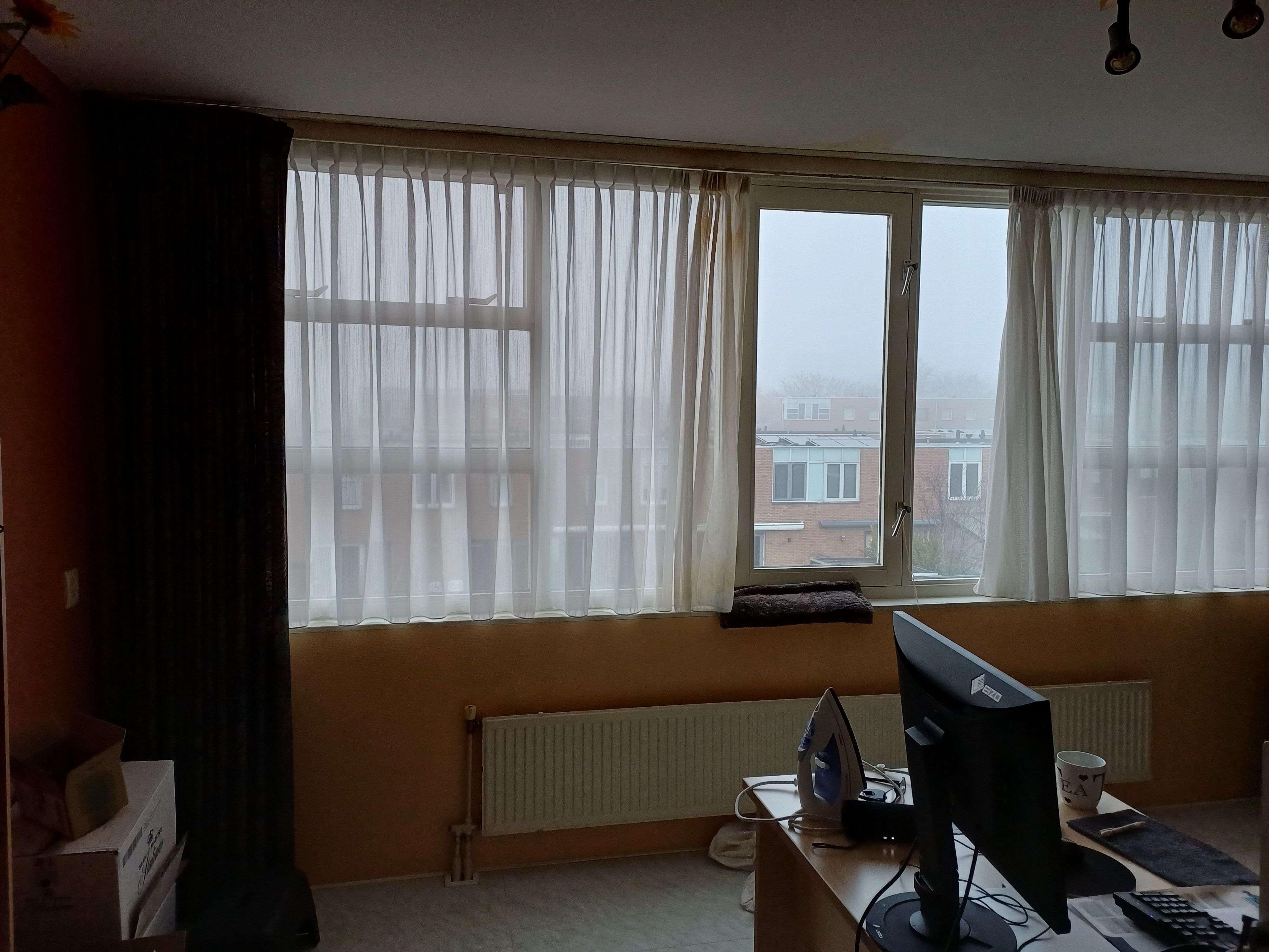 Handige hulp gevraagd voor tijdelijk verwijderen en terughangen gordijnrails