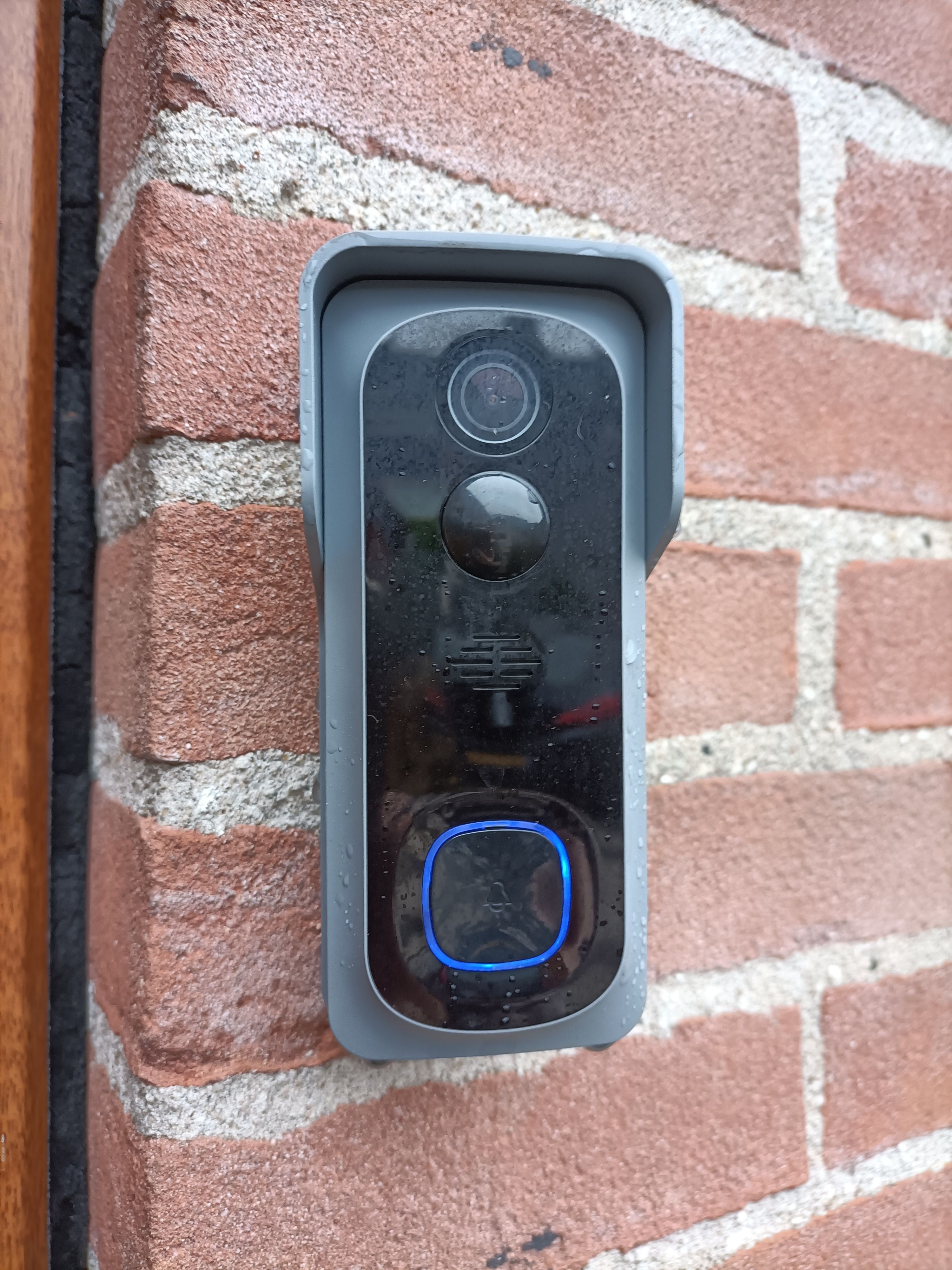 Klusjesman gevraagd om ringdeurbel op te hangen. 