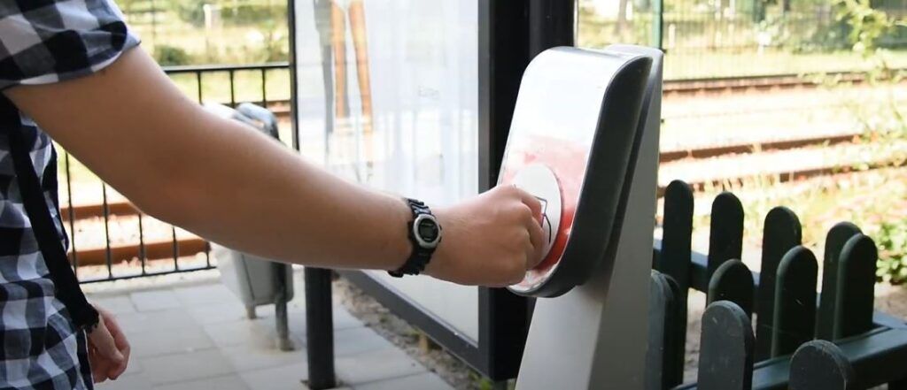 2 tieners willen leren reizen tussen school en huis