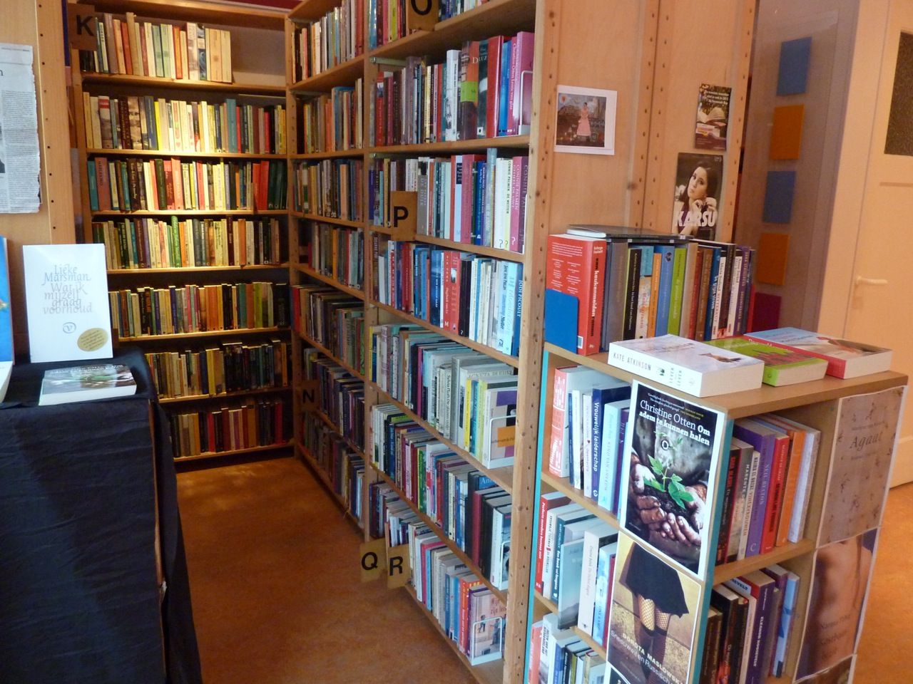 Recensente bij de Vrouwenbibliotheek Utrecht