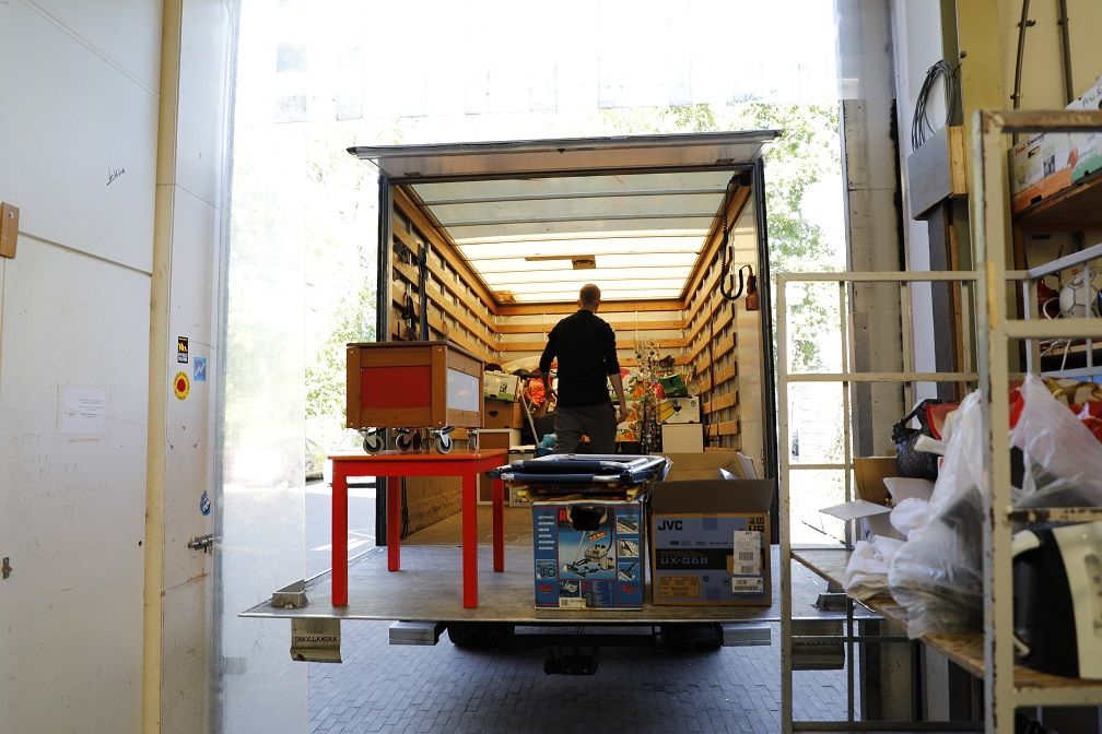 Behulpzame bijrijder voor op de kleine vrachtwagen