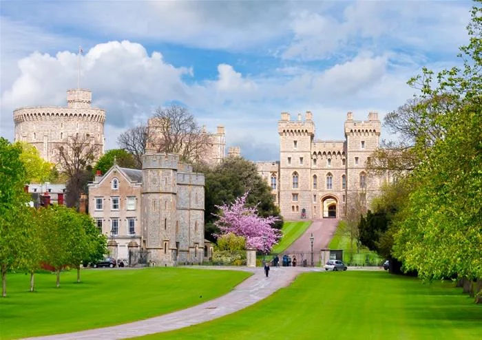 Golden Tours: Stonehenge, Windsor Castle, Bath Tour from London