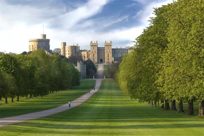 Stonehenge, Windsor and Salisbury Guided Tour From London