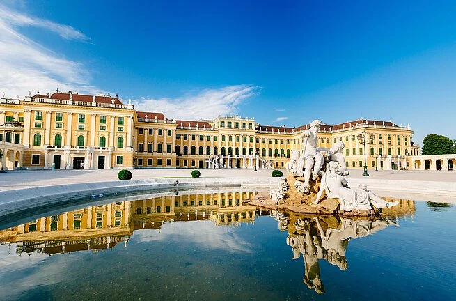 Skip the line: Schoenbrunn Palace Guided Tour & City Tour