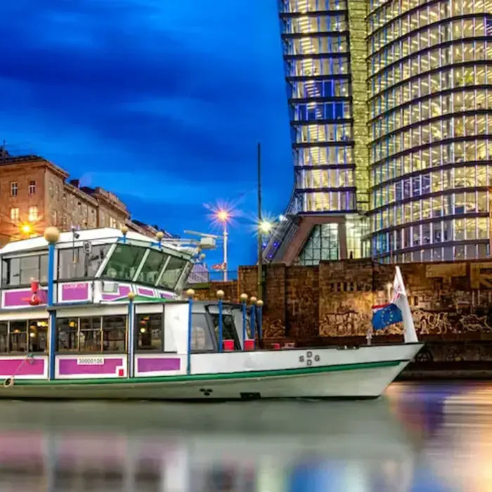 Vienna Sightseeing: Evening Boat Cruise with Viennese Songs