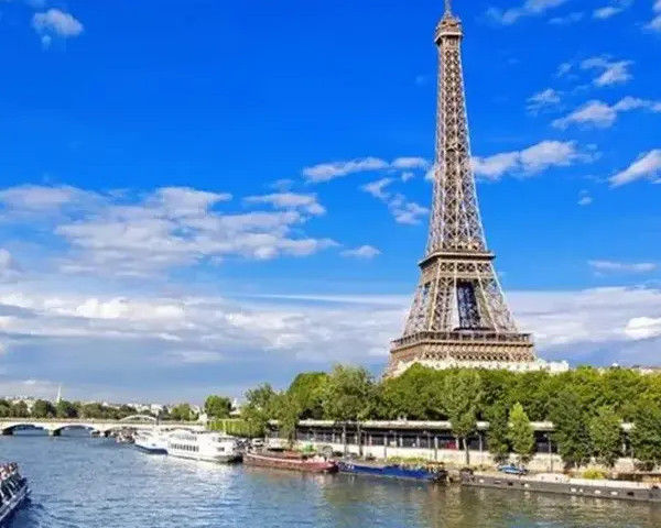 Day Tour to Paris: Monmartre, Louvre and River Seine Cruise