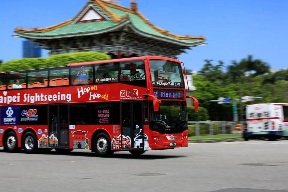 Taipei: Hop-on Hop-off Bus Tour