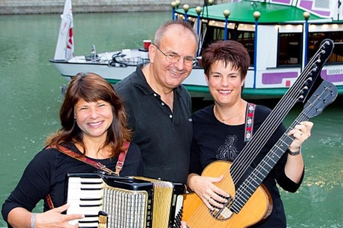 Vienna Sightseeing: Evening Boat Cruise with Viennese Songs