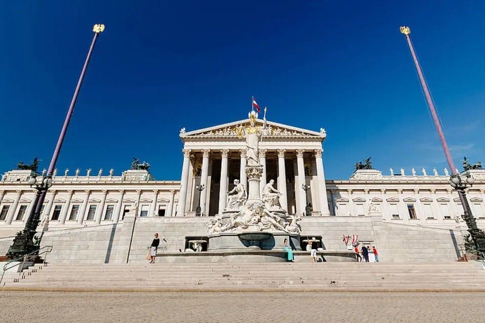 Vienna Sightseeing Schonbrunn & City Tour